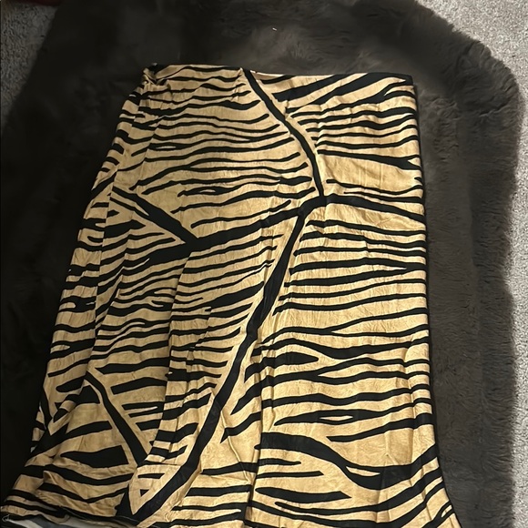 Chic Zebra Print Skirt - Picture 2 of 4